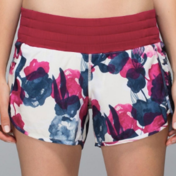 lululemon athletica Pants - Lululemon • Tracker Short in Inky Floral Size 6